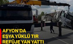Afyon’da eşya yüklü tır refüje yan yattı
