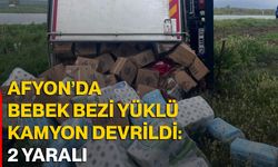 Afyon’da bebek bezi yüklü kamyon devrildi: 2 yaralı