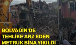 Bolvadin’de tehlike arz eden metruk bina yıkıldı