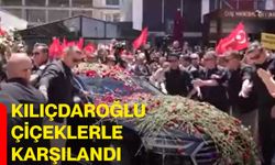 Kılıçdaroğlu Genel Merkez'de Çiçeklerle Karşılandı