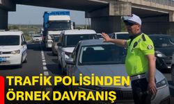 Trafik polisinden örnek davranış