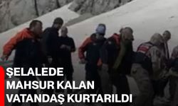 Şelalede mahsur kalan vatandaş kurtarıldı