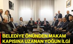 Belediye önünden makam kapısına uzanan yoğun ilgi