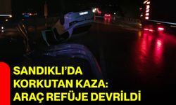 Sandıklı’da Korkutan Kaza: Araç Refüje Devrildi