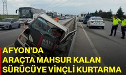 Afyon’da araçta mahsur kalan sürücüye vinçli kurtarma
