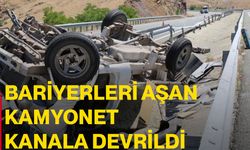 Bariyerleri aşan kamyonet kanala devrildi