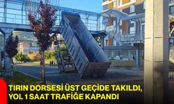 Tırın dorsesi üst geçide takıldı, yol 1 saat trafiğe kapandı