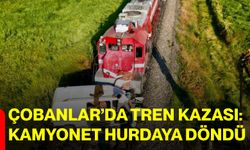 Çobanlar’da tren kazası: Kamyonet hurdaya döndü