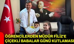 Öğrencilerden Müdür Filiz’e çiçekli Babalar Günü kutlaması