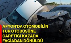 Afyon’da otomobilin tur otobüsüne çarptığı kazada faciadan dönüldü