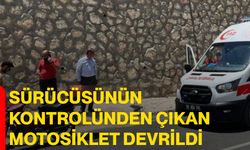 Sürücüsünün kontrolünden çıkan motosiklet devrildi
