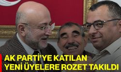 AK Parti’ye Katılan yeni üyelere rozet takıldı