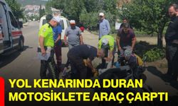 Yol kenarında duran motosiklete araç çarptı