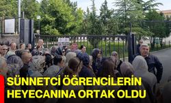 Sünnetci öğrencilerin heyecanına ortak oldu