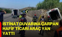 İstinat duvarına çarpan hafif ticari araç yan yattı