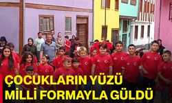 Çocukların yüzü milli formayla güldü
