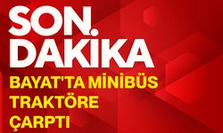 Bayat'ta minibüs traktöre çarptı