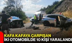 Kafa kafaya çarpışan iki otomobilde 10 kişi yaralandı