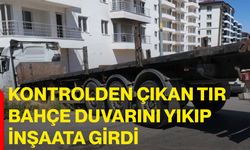 Kontrolden çıkan tır bahçe duvarını yıkıp inşaata girdi