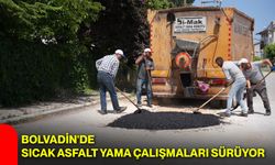 Bolvadin'de sıcak asfalt yama çalışmaları sürüyor