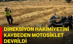 Direksiyon hakimiyetini kaybeden motosiklet devrildi