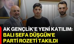 AK Gençlik'e yeni katılım: Balı Sefa Düşgün'e parti rozeti takıldı