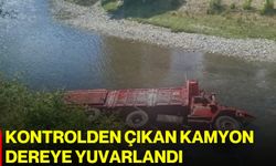 Kontrolden çıkan kamyon dereye yuvarlandı