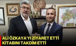 Ali Özkaya'yı ziyaret etti, kitabını takdim etti