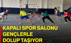 Kapalı spor salonu gençlerle dolup taşıyor