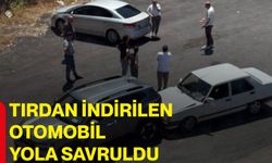 Tırdan indirilen otomobil yola savruldu