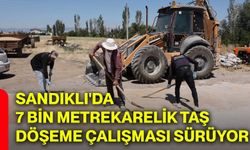 Sandıklı'da 7 bin metrekarelik taş döşeme çalışması sürüyor