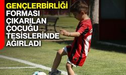 Gençlerbirliği forması çıkarılan çocuğu tesislerinde ağırladı