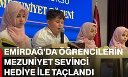 Emirdağ’da öğrencilerin mezuniyet sevinci hediye ile taçlandı