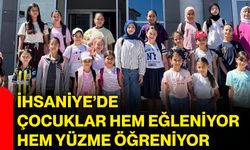 İhsaniye’de çocuklar hem eğleniyor hem yüzme öğreniyor