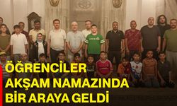 Öğrenciler akşam namazında bir araya geldi