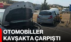 Otomobiller kavşakta çarpıştı