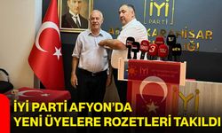 İYİ Parti Afyon’da yeni üyelere rozetleri takıldı