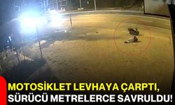 Motosiklet levhaya çarptı, sürücü metrelerce savruldu!