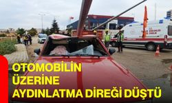 Otomobilin üzerine aydınlatma direği düştü
