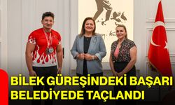 Bilek güreşindeki başarı belediyede taçlandı