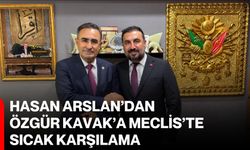 Hasan Arslan’dan Özgür Kavak’a Meclis’te sıcak karşılama