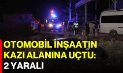 Otomobil inşaatın kazı alanına uçtu: 2 yaralı