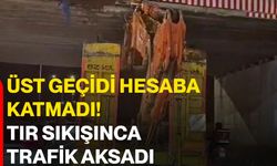 Üst geçidi hesaba katmadı! Tır sıkışınca trafik aksadı