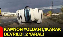 Kamyon yoldan çıkarak devrildi: 2 yaralı