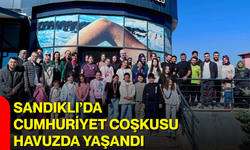 Sandıklı’da Cumhuriyet coşkusu havuzda yaşandı