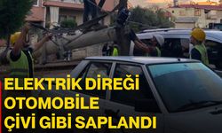 Elektrik direği otomobile çivi gibi saplandı