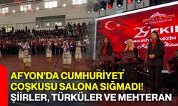 Afyon’da Cumhuriyet coşkusu salona sığmadı! Şiirler, türküler ve mehteran