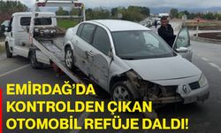 Emirdağ’da kontrolden çıkan otomobil refüje daldı!