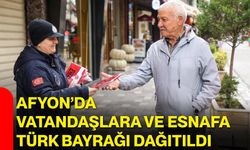 Afyon’da vatandaşlara ve esnafa Türk Bayrağı dağıtıldı