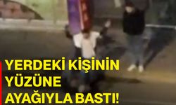 Yerdeki kişinin yüzüne ayağıyla bastı!